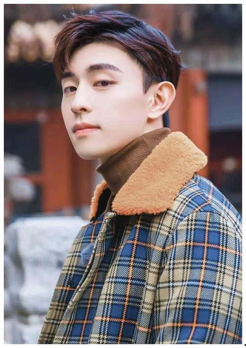 吃瓜爆料李沁邓伦,吃瓜群众热议恋情真相