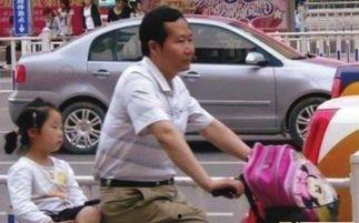 吃瓜爆料两男子骑车互殴,两男子骑车互殴，吃瓜群众现场围观