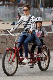 吃瓜爆料两男子骑车互殴,两男子骑车互殴，吃瓜群众现场围观